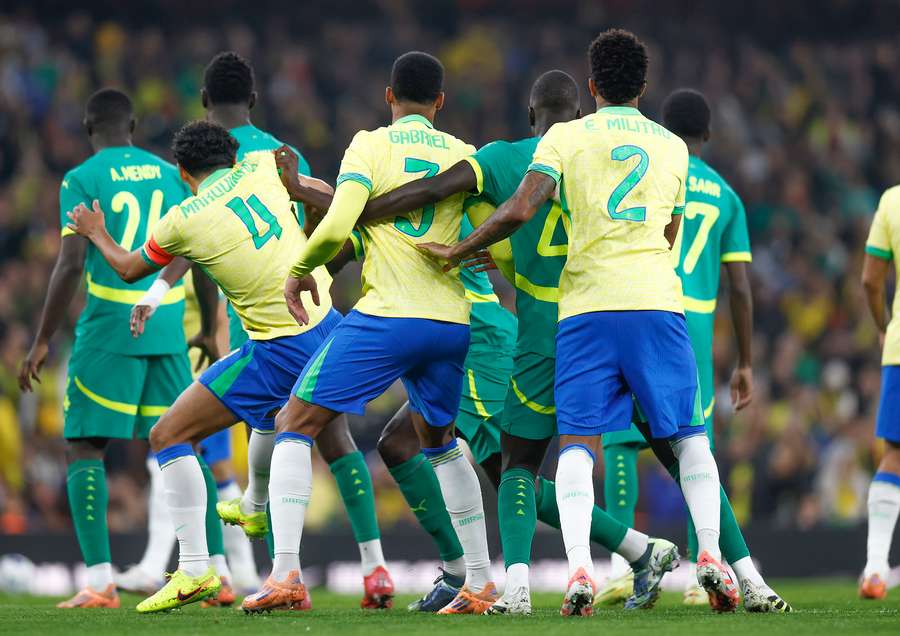 Brasil garantiu o resultado diante da até então invencível seleção de Senegal Brasil garantiu o resultado diante da até então invencível seleção de Senegal