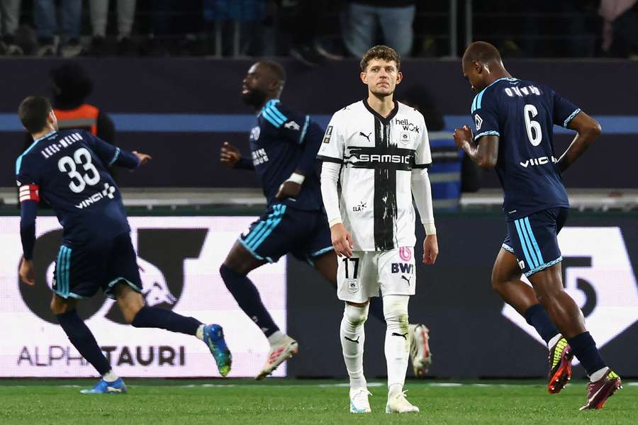 Pomocnik Rennes, Sebastian Szymański (C), po czwartym golu zdobytym przez malijskiego napastnika Paris FC z numerem 09, Lassine’a Sinayoko. Pomocnik Rennes, Sebastian Szymański (C), po czwartym golu zdobytym przez malijskiego napastnika Paris FC z numerem 09, Lassine’a Sinayoko.