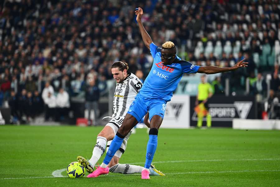 Victor Osimhen et Adrien Rabiot se disputent un ballon.