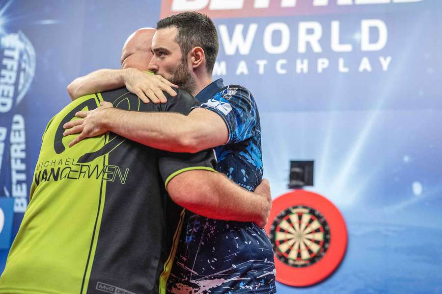 Luke Humphries und Michael van Gerwen im Finale 2024.