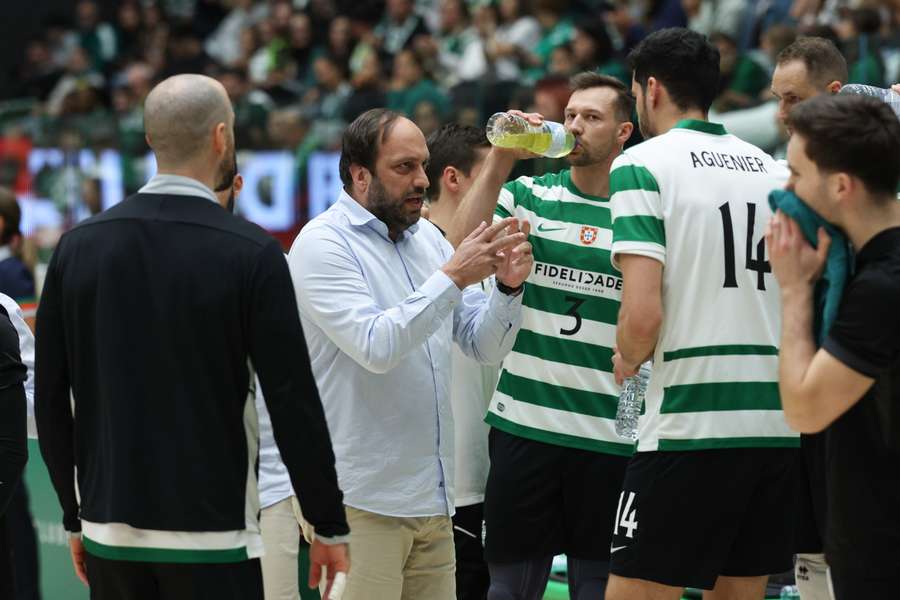 João Coelho dá instruções à equipa