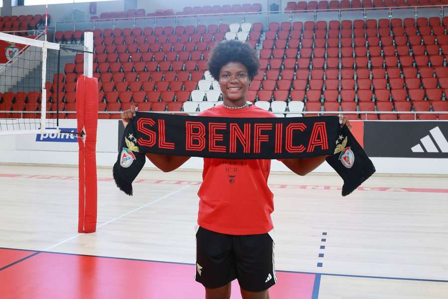 Mayara Barcelos apresentada pelo Benfica