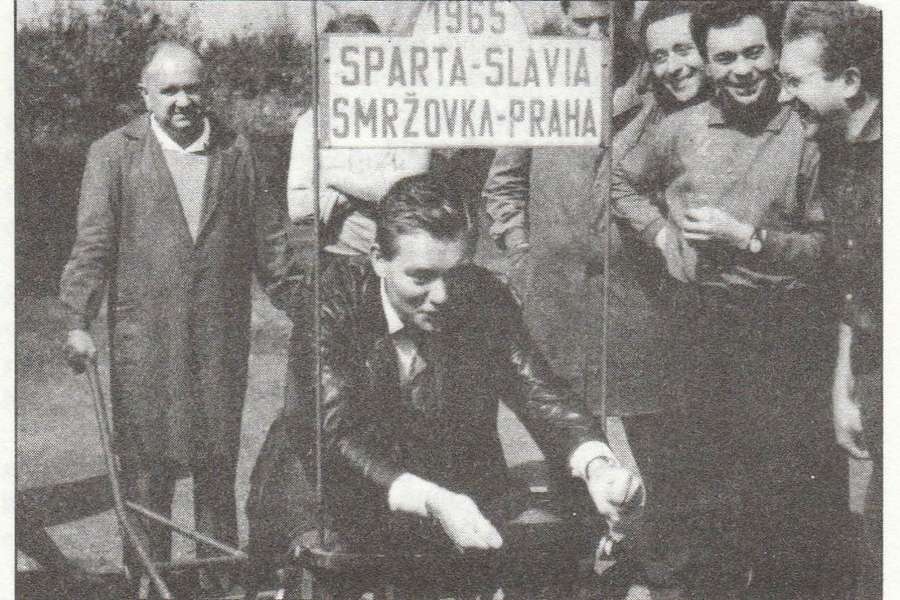 Trakař znovu vyjel! Fanoušci Sparty a Slavie zopakovali šílenou jízdu z roku 1965