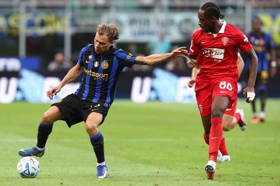 Nicolò Barella in azione durante il match al Meazza contro il Monza