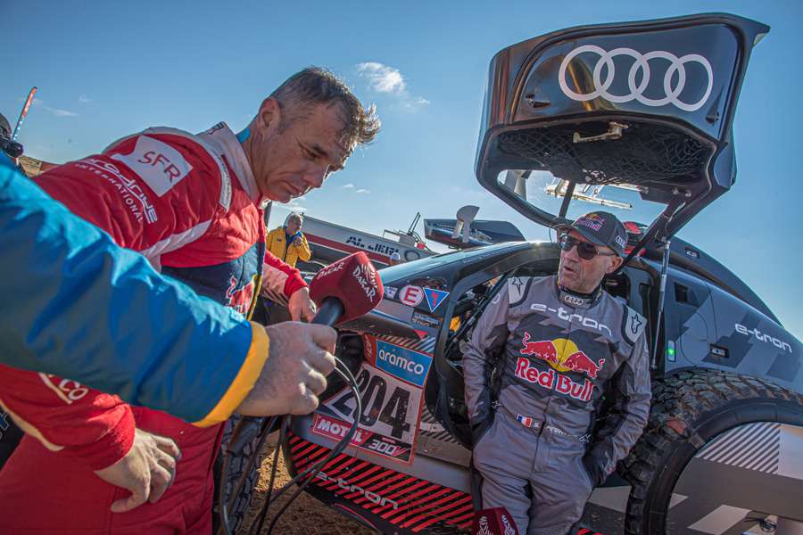 Loeb wordt geïnterviewd tijdens de Dakar