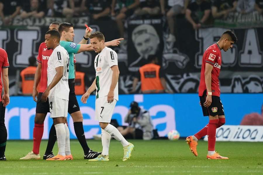 Leverkusens Innenverteidiger Piero Hincapie (re.) für drei Spiele gesperrt worden.