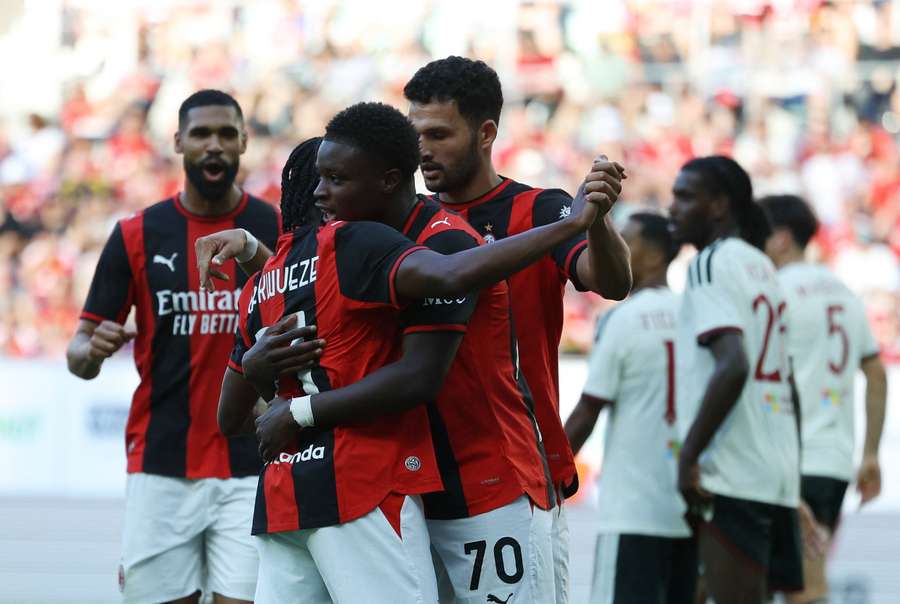 Milan pokonuje Manchester United we Wrocławiu. Grad goli w Super Meczu Milan pokonuje Manchester United we Wrocławiu. Grad goli w Super Meczu