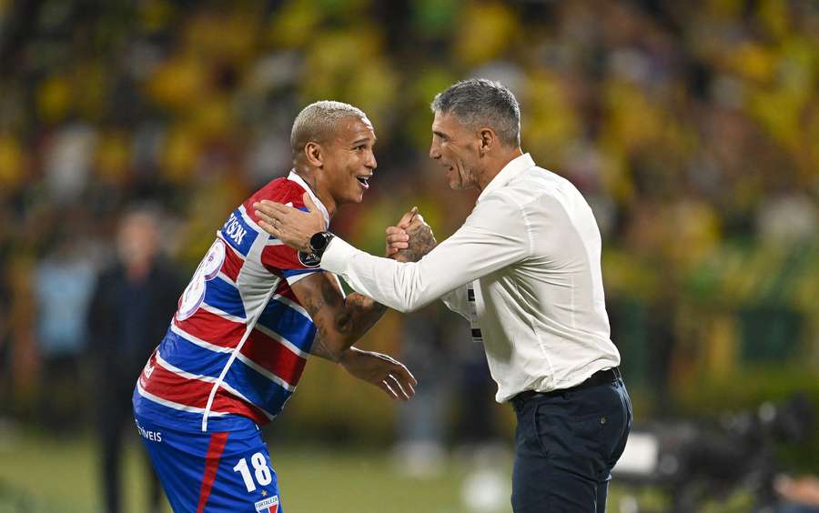 Deyverson cumprimenta Vojvoda após marcar sobre o Bucaramanga