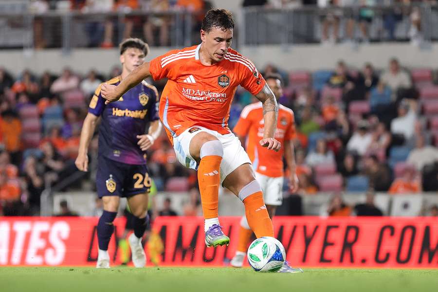 Ponce controla el balón