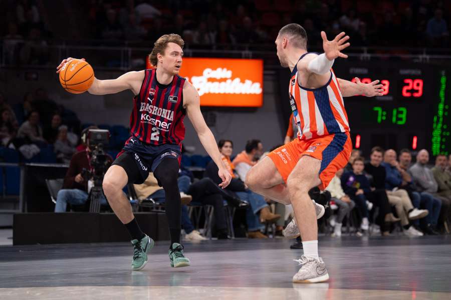 Sander Raieste, con la bola en su mano derecha