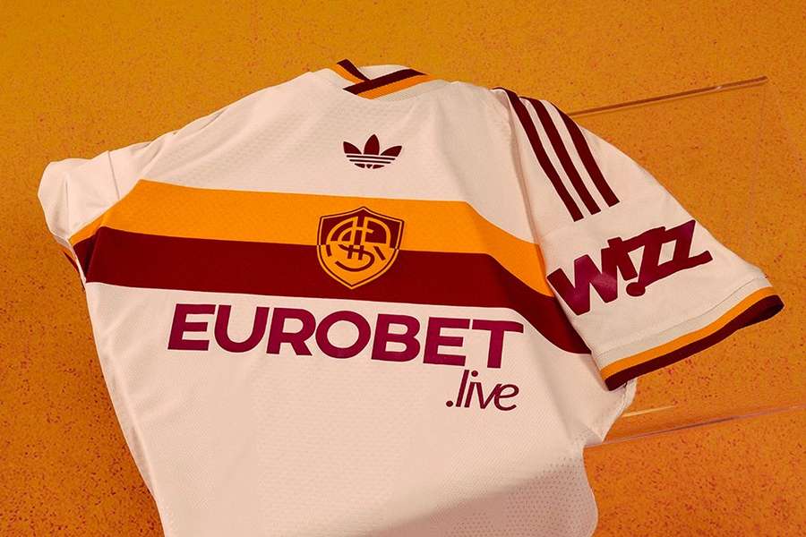 La nuova maglia da trasferta della Roma