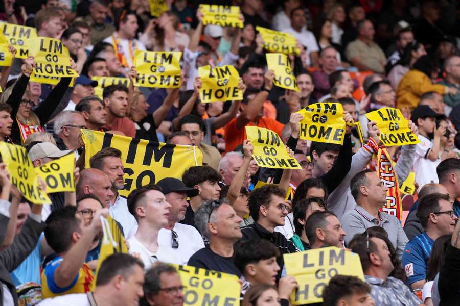 Valencia-fans protesteren tegen Peter Lim in Estadio Mestalla.