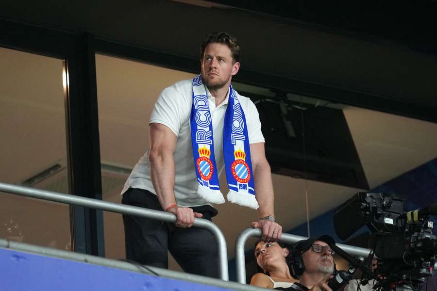 JJ Watt, con la bufanda del Espanyol