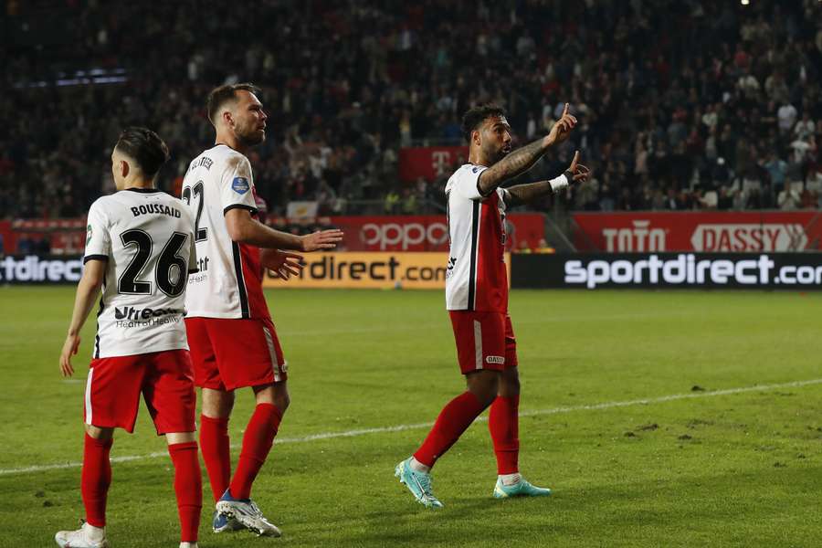 Spelers van FC Utrecht manen het publiek toch echt niets meer te gooien