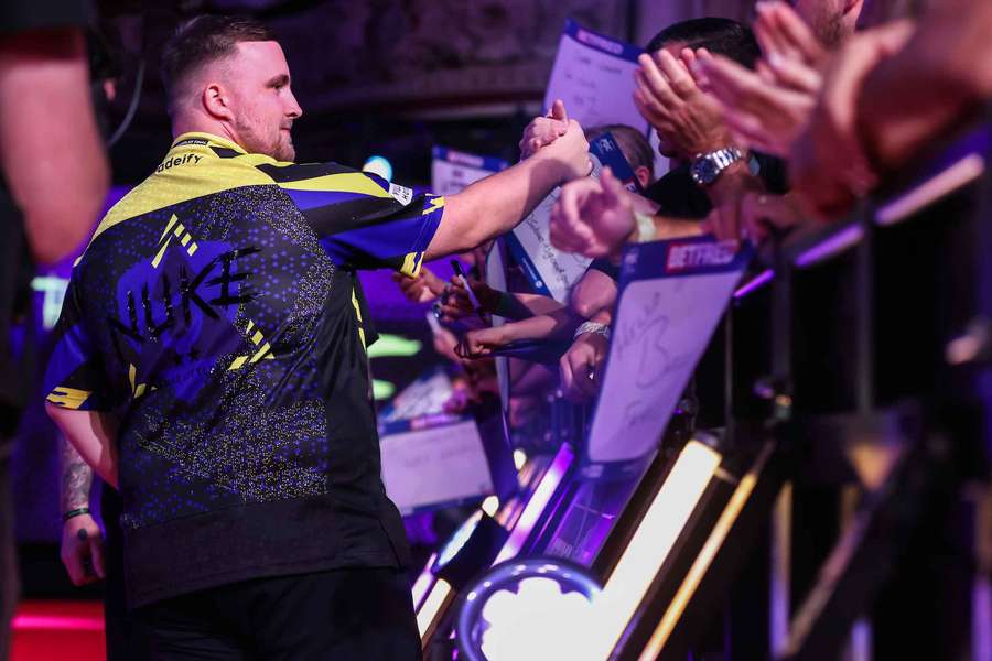 Luke Littler triumphiert in Blackpool. Luke Littler triumphiert in Blackpool.