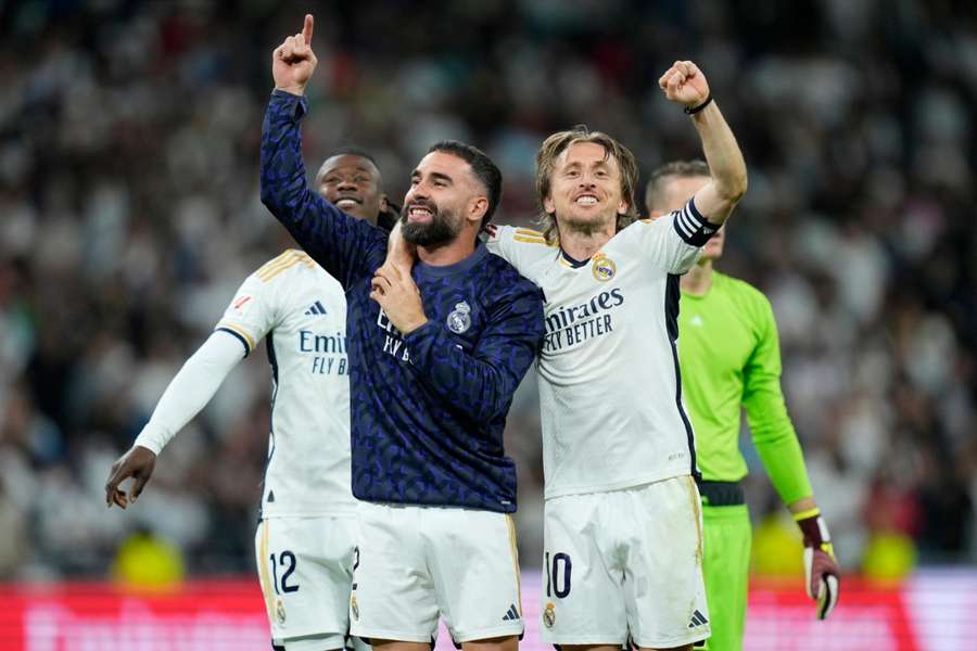 Carvajal en Modric vieren de overwinning tegen Barça, met Camavinga en Lunin op de achtergrond.