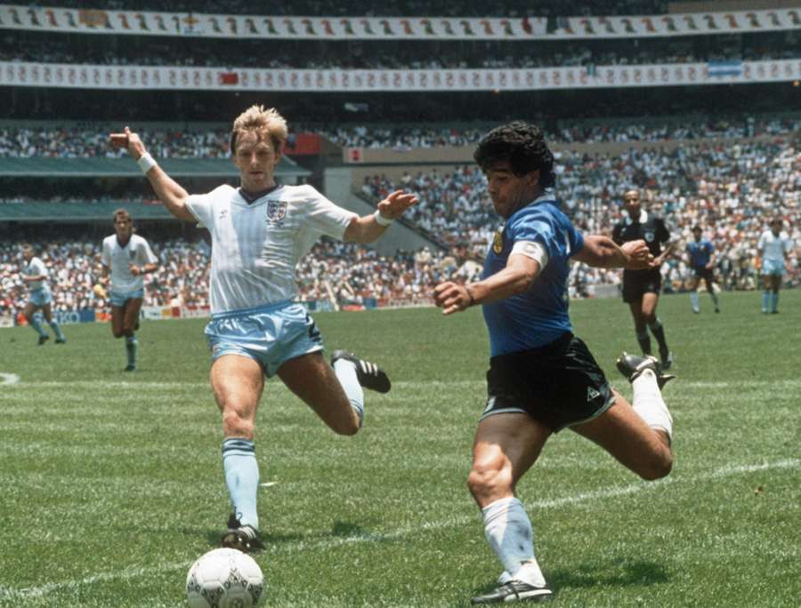 Diego Maradona centra el balón durante el Argentina-Inglaterra del Mundial de México 1986