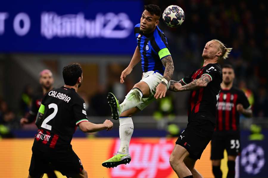 El defensa italiano del AC Milan Davide Calabria, el delantero argentino del Inter de Milán Lautaro Martínez y el defensa danés del AC Milan Simon Kjaer van a por el balón.
