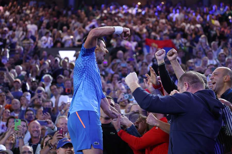 Djokovic feiert nach dem Sieg über Tsitsipas.