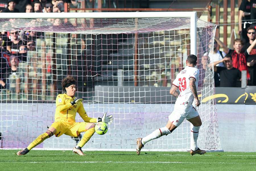 Návrat Serie A: AC porazil Salernitanu s debutujícím Ochoou, Neapol poprvé prohrála
