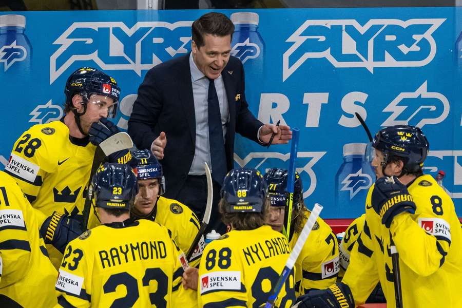 Sam Hallam instructing his team during the 2025 World Championship