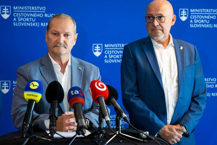 Zľava Tajomník MCRŠ SR Ján Krišanda a prezident SOŠV Anton Siekel.