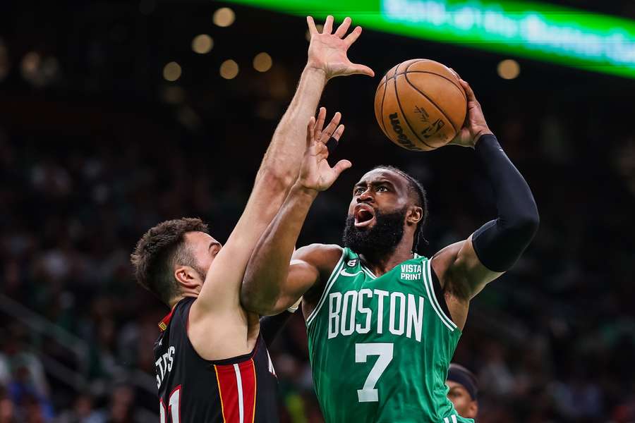 Bostons Jaylen Brown met een drive, terwijl Miami's Max Strus probeert te verdedigen