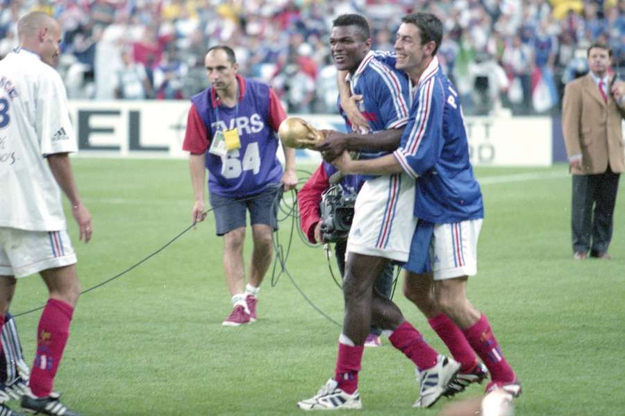 Marcel Desailly s trofejí pro mistry světa v roce 1998. Marcel Desailly s trofejí pro mistry světa v roce 1998.