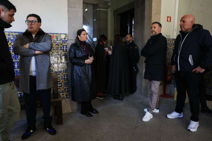 Vítor Catão, Sandra Madureira, Fernando Saúl e Carlos Jamaica à chegada ao Tribunal São João Novo no Porto