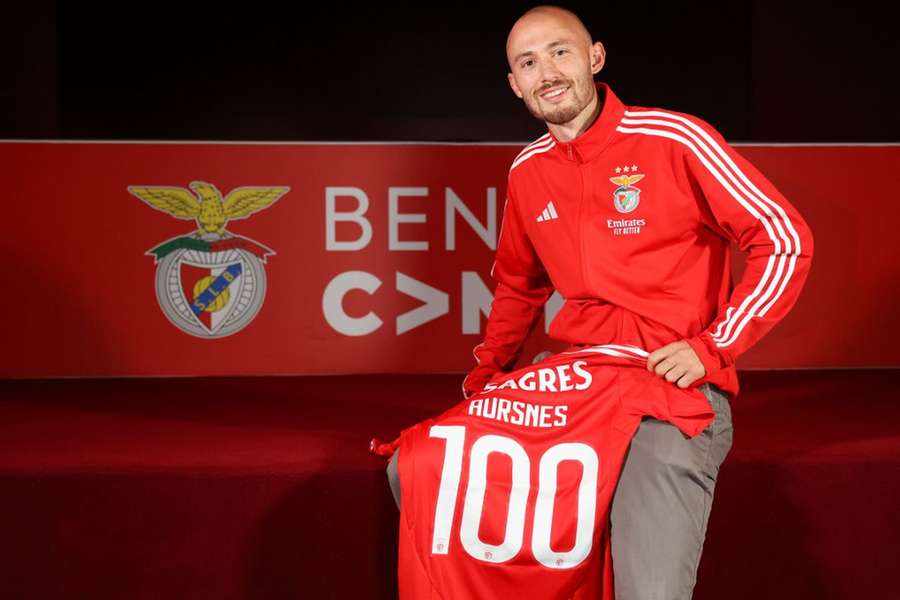 Aursnes com a camisola dos 100 jogos