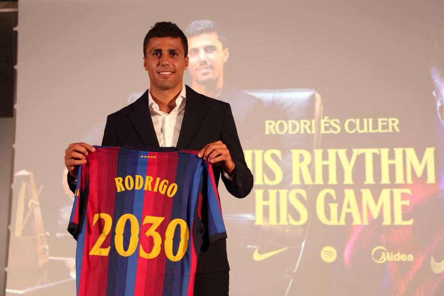 Rodri poses with a shirt during the presentation