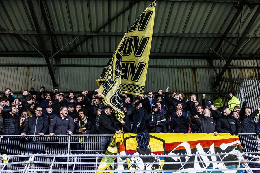 Supporters van VVV bij de uitwedstrijd tegen Helmond Sport