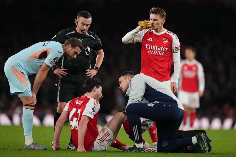 Arsenal potvrdil prvé miesto, ale zranili sa mu ďalší hráči. Arsenal potvrdil prvé miesto, ale zranili sa mu ďalší hráči.