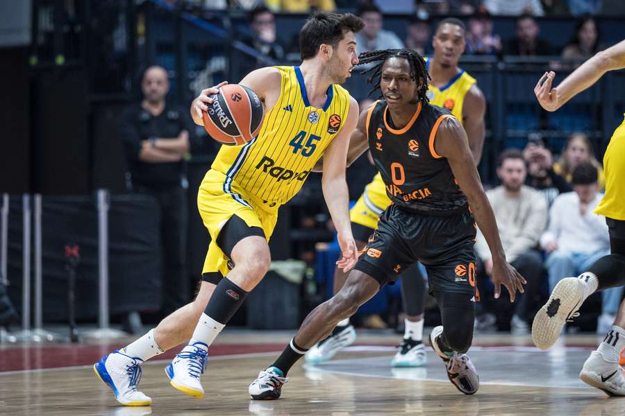 Badio, defendiendo Badio, defendiendo