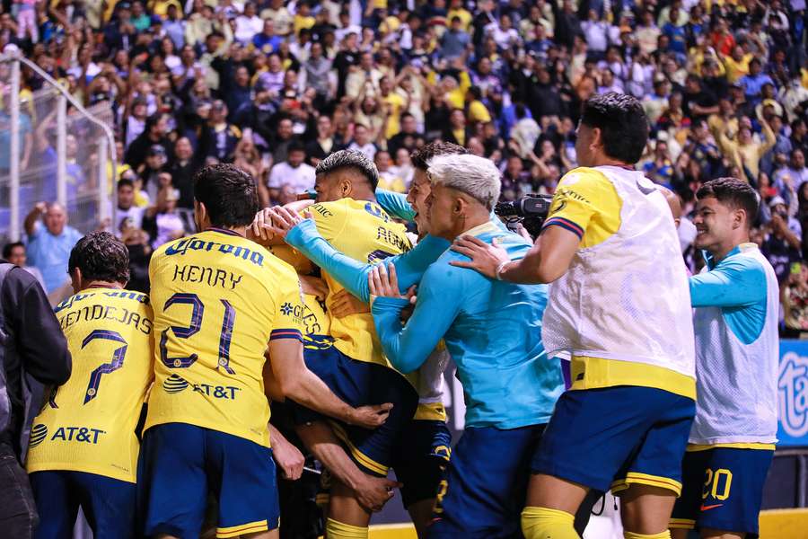 Los jugadores del América celebran un gol.