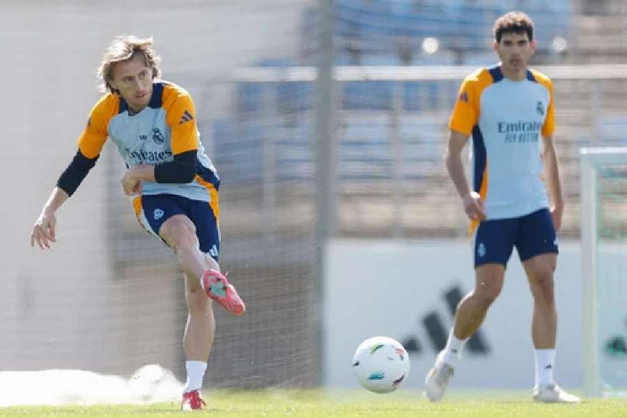 Modric golpea el balón ante la mirada de Vallejo, ya recuperado de su última lesión