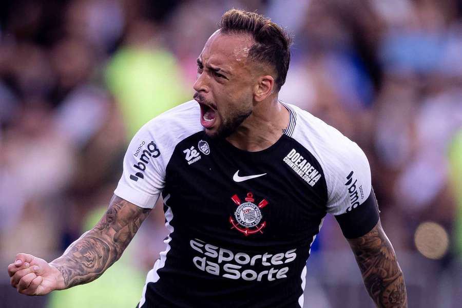 Maycon tem quase 250 jogos pelo Corinthians Maycon tem quase 250 jogos pelo Corinthians