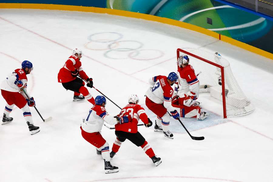 Gudas si nešťastně srazil puk do branky.