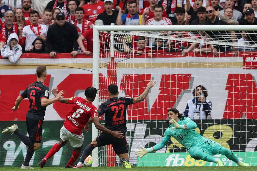 Mainz' Luxembourg midfielder Leandro Barreiro, second left, scores the 2-1 goal past Bayern Munich's Swiss goalkeeper Yann Sommer