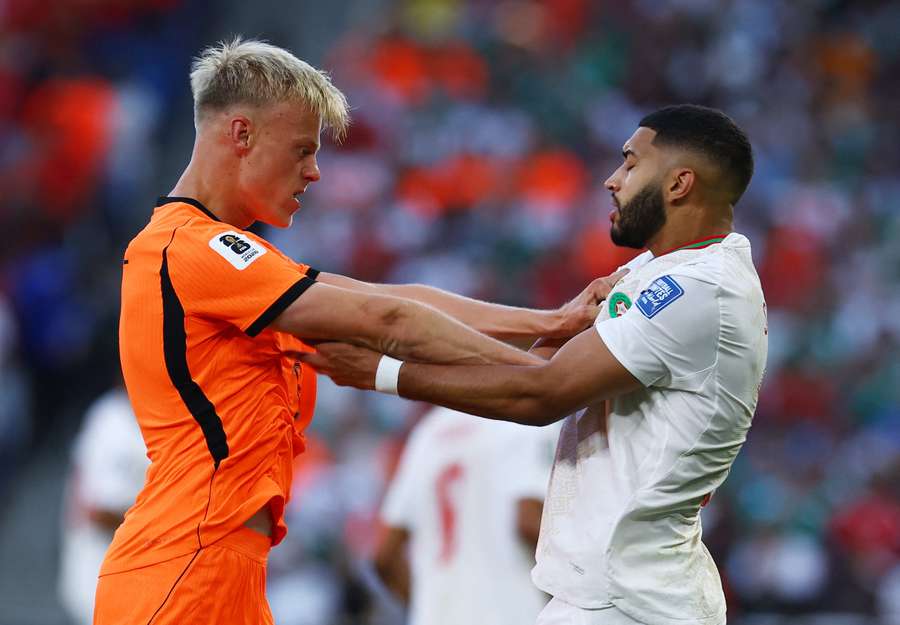 Lo scontro tra van Hecke e Saibari