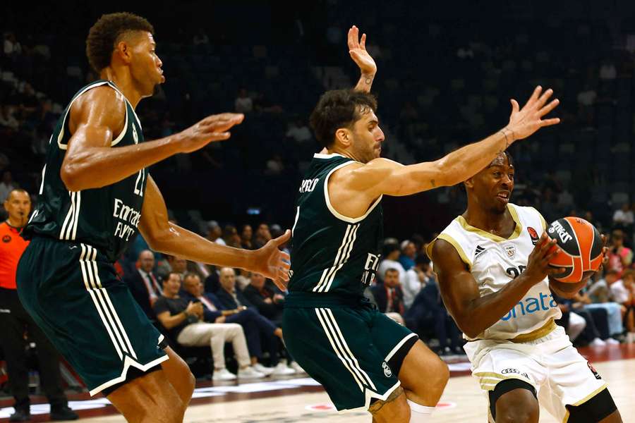 McKinley intenta zafarse de Campazzo y de Tavares McKinley intenta zafarse de Campazzo y de Tavares