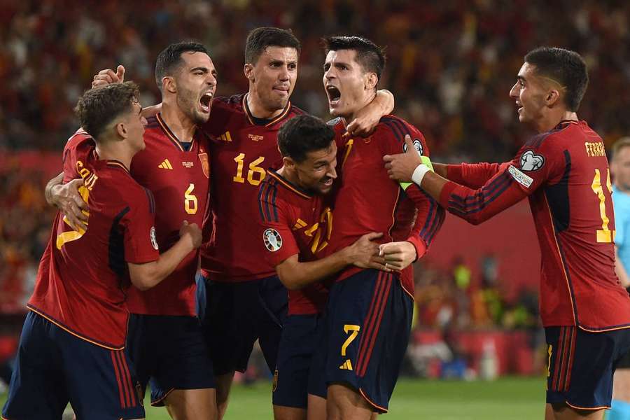 Alvaro Morata jubler med holdkammeraterne efter Spaniens åbningsmål mod Skotland.