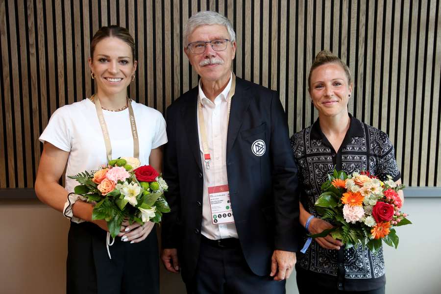 Melanie Leupolz (l.) und Svenja Huth (r.) wurden von DFB-Vizepräsident Ralph-Uwe Schaffert (m.) verabschiedet.
