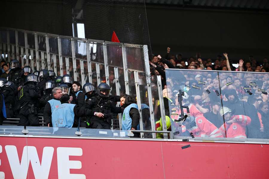 Polizei und Ordner mussten ran - Ein Ordner musste behandelt werden. Polizei und Ordner mussten ran - Ein Ordner musste behandelt werden.