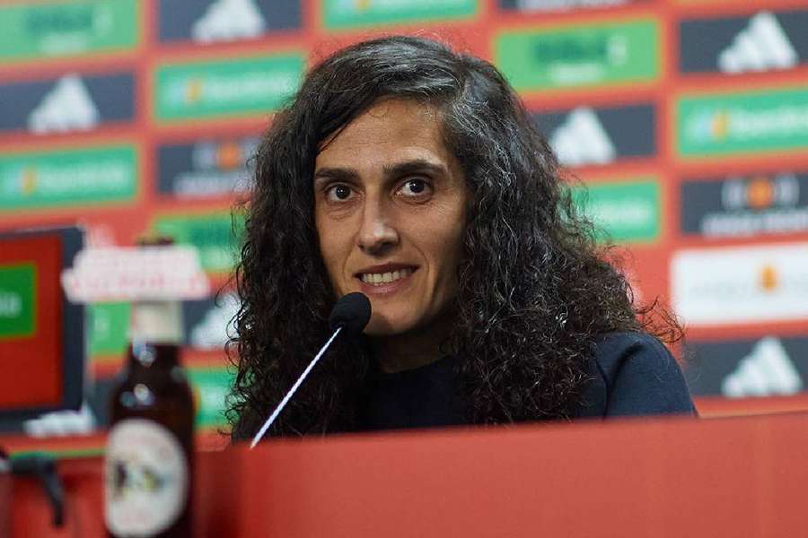 Montse Tomé fala à imprensa.