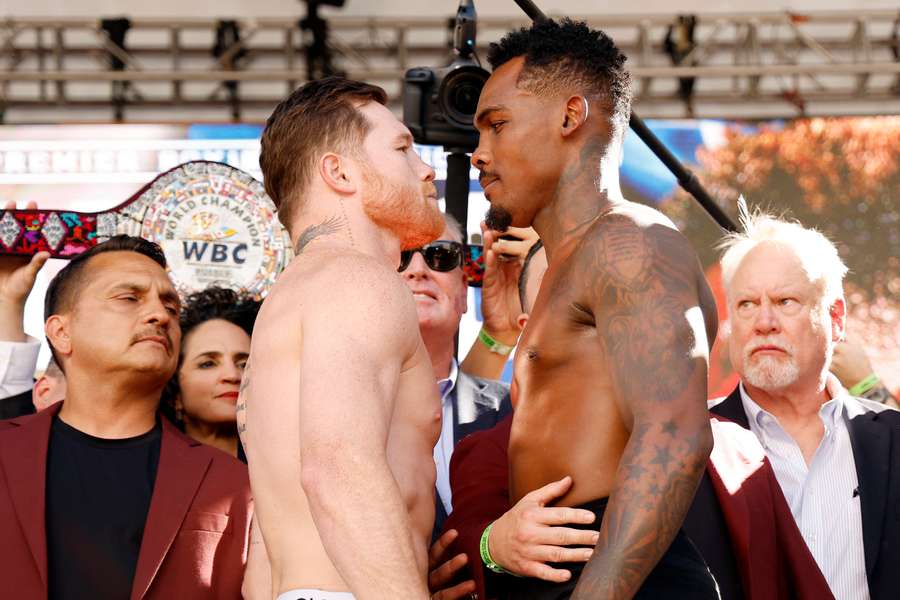 Alvarez (L) faces off with Charlo