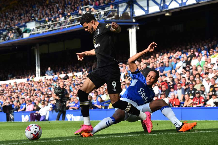 Bournemouth's English striker Dominic Solanke challenges Everton's Colombian defender Yerry Mina