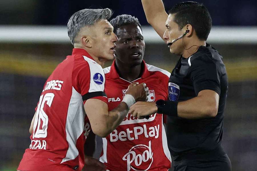 Jugadores de Santa Fe protestan una decisión