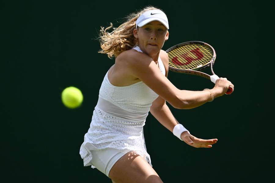 Mirra Andreeva devolve a bola a Barbora Krejcikova durante o seu confronto da segunda ronda em Wimbledon