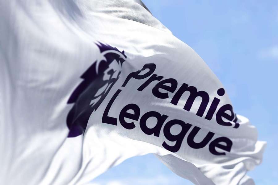 Vlag met Premier League-logo wappert in de wind